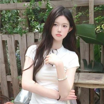 他在窥着你